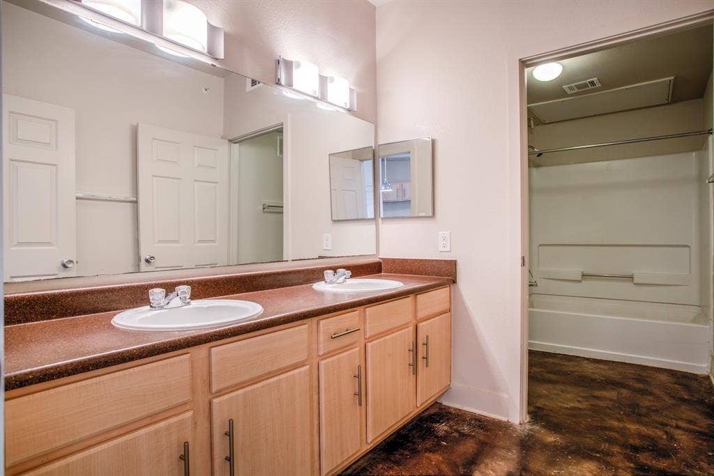 Lease Takeover Near LSU 2BR/2BA