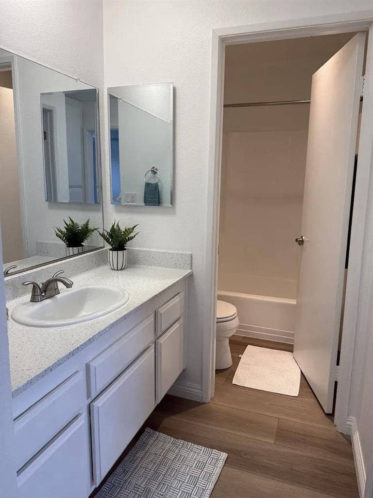 Looking for roomate in Newport