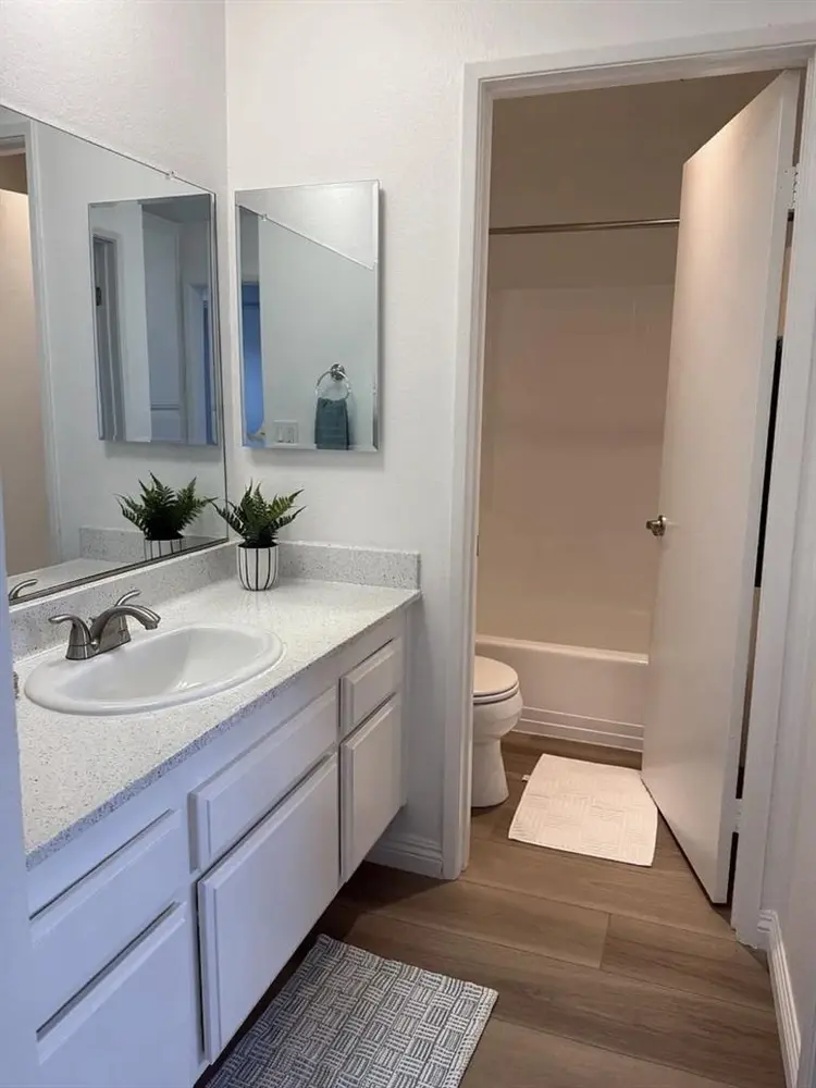 Looking for roomate in Newport