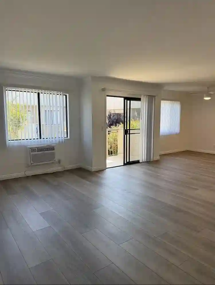 Looking for roomate in Newport