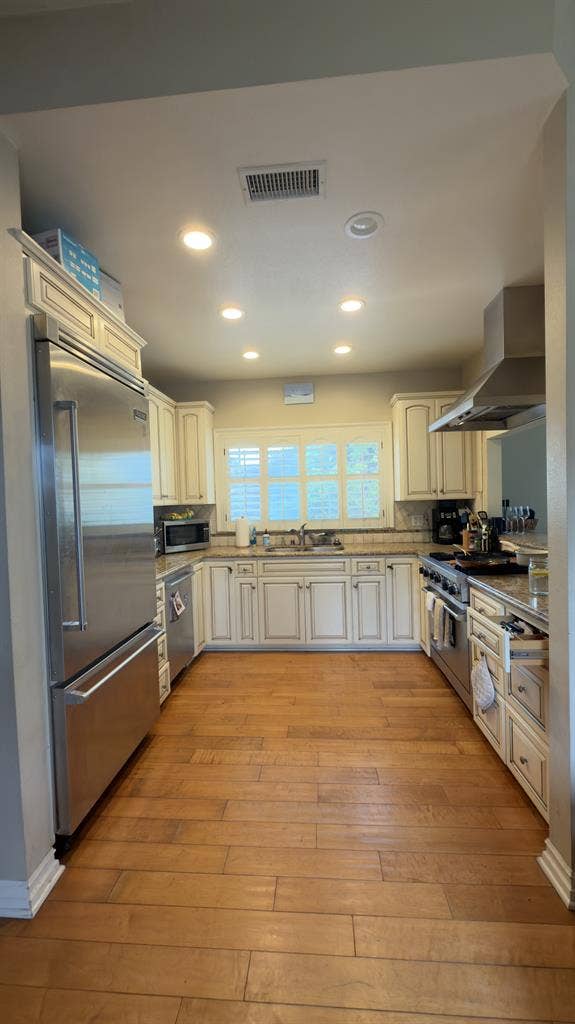 2 Rooms on the Newport Peninsula