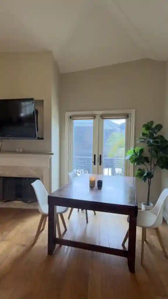 2 Rooms on the Newport Peninsula
