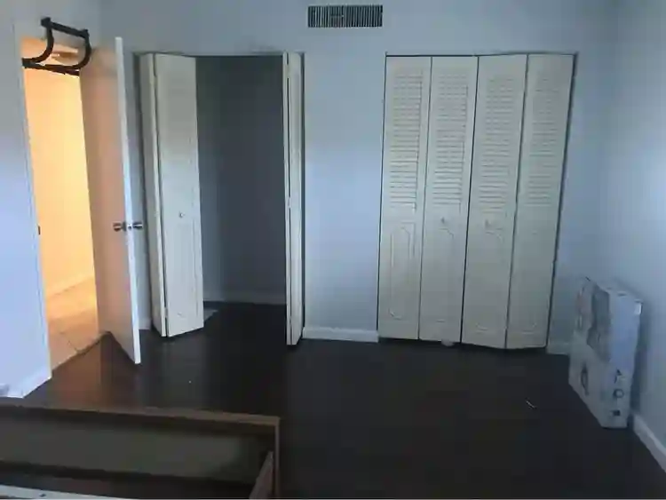 Quiet pro athlete needs roommatee