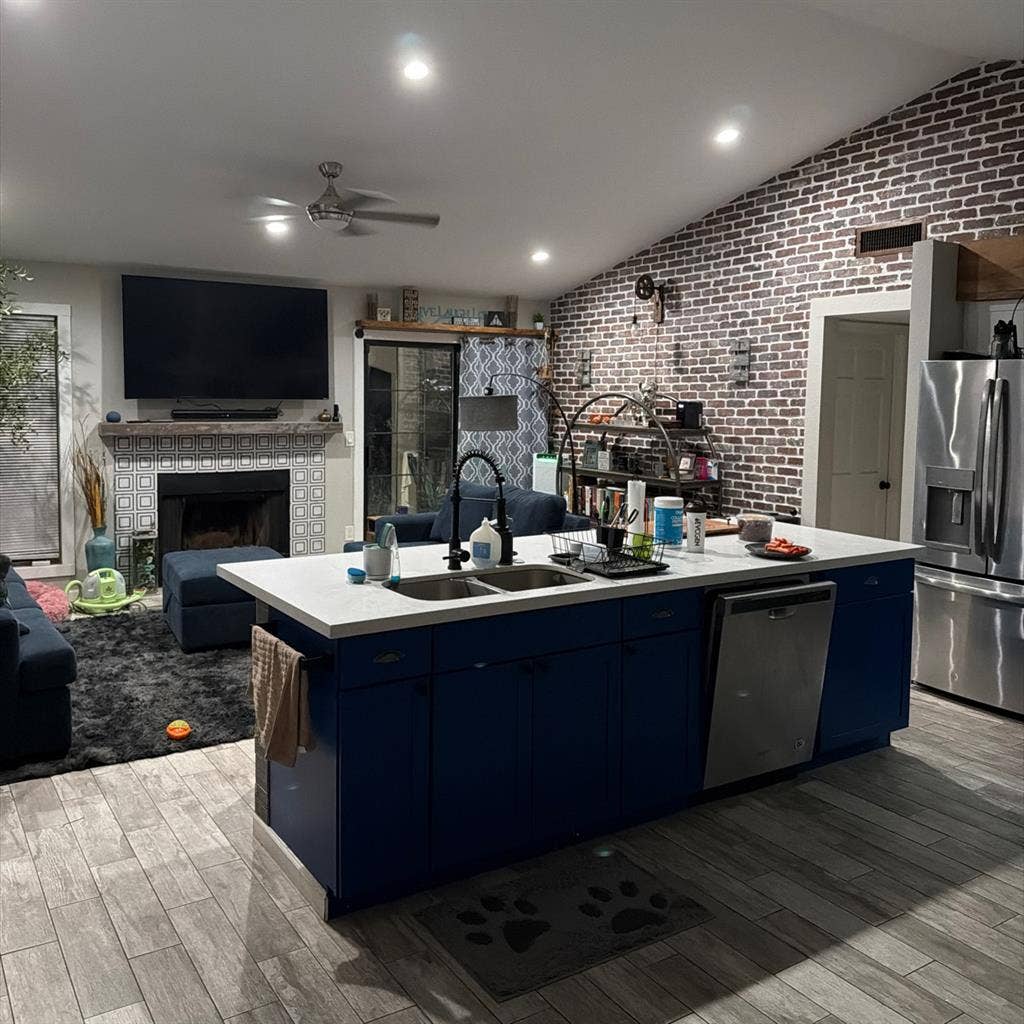 2 rooms for 1600 in a big house