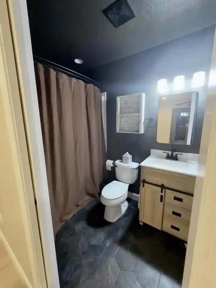 Master Bedroom w/ Private Bathroom