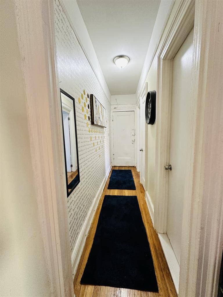 Astoria room in 30th Ave