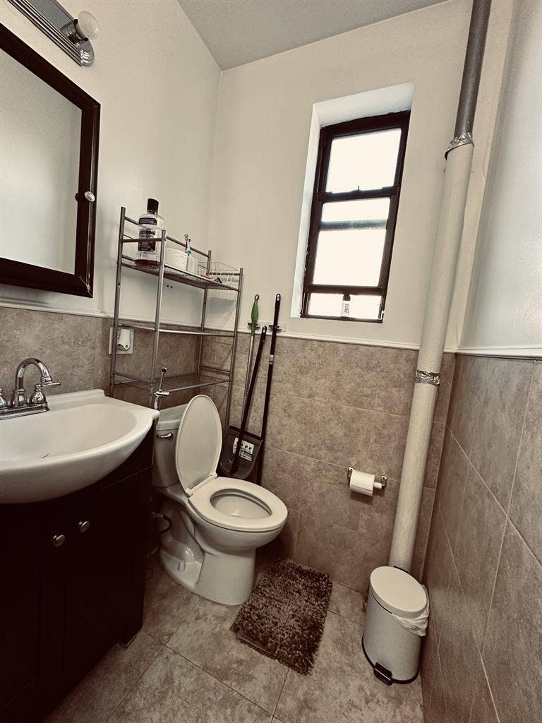 Astoria room in 30th Ave