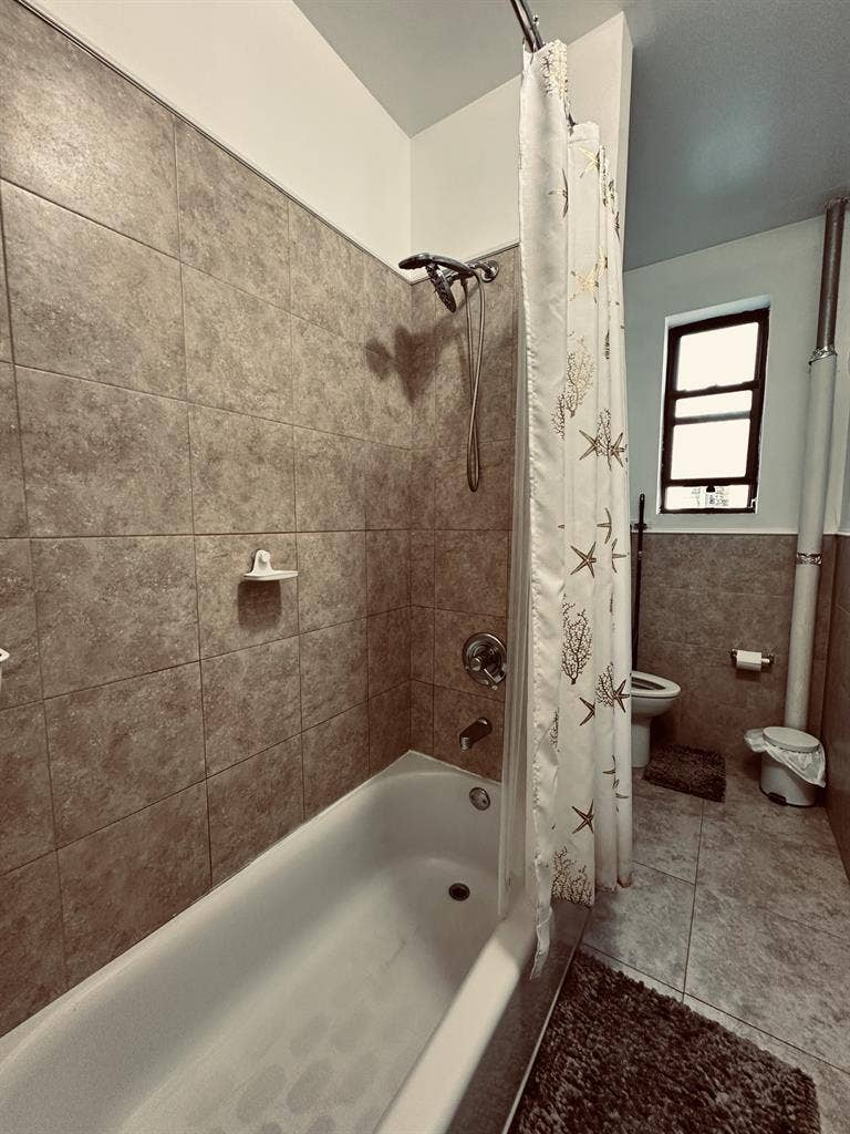 Astoria room in 30th Ave