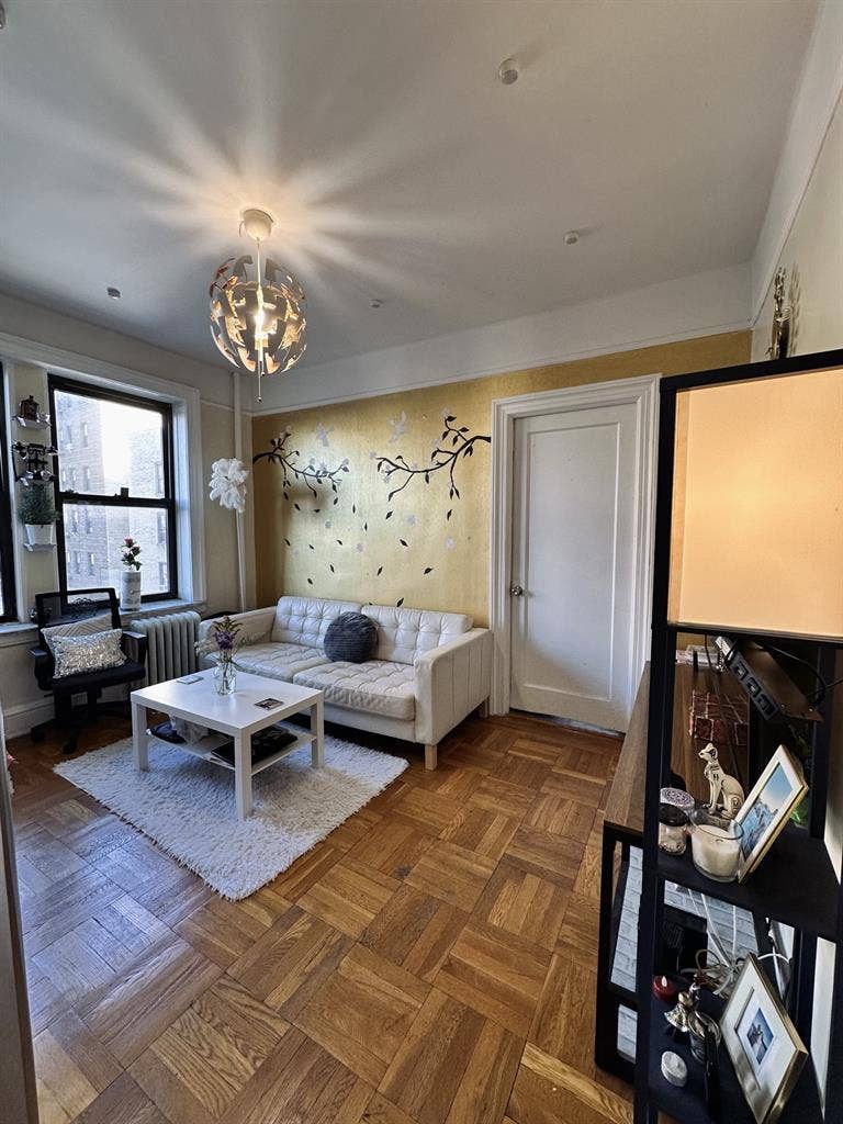 Astoria room in 30th Ave