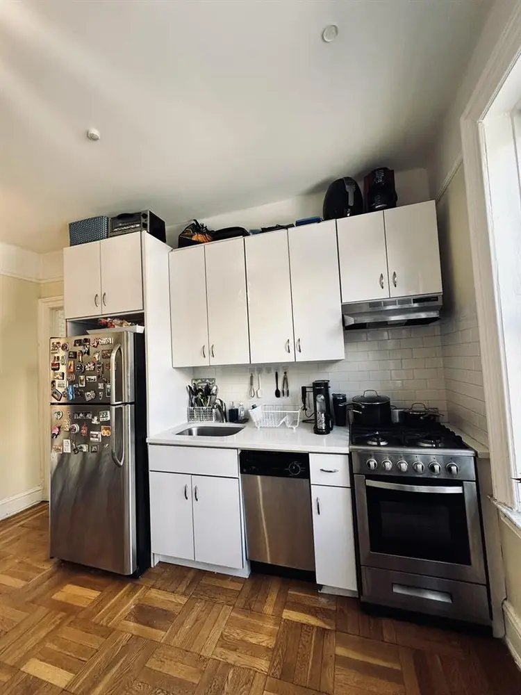 Astoria room in 30th Ave