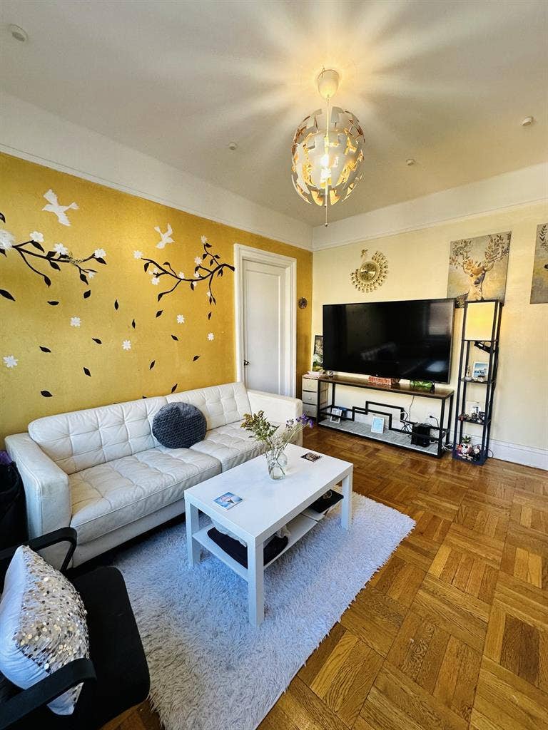 Astoria room in 30th Ave