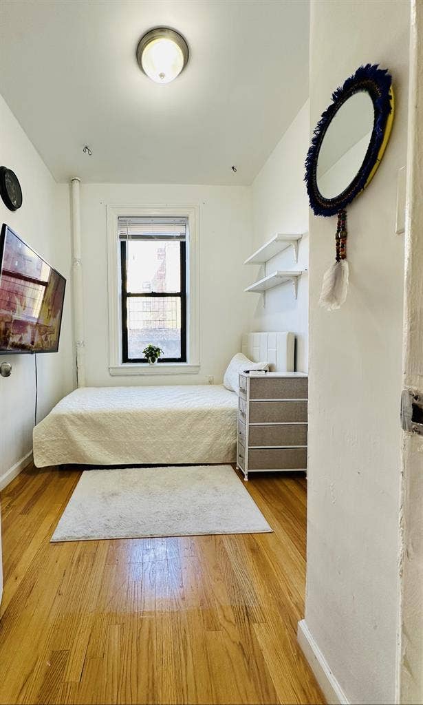 Astoria room in 30th Ave