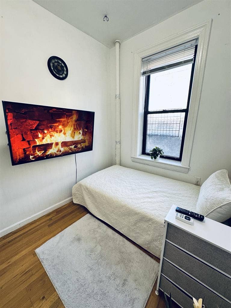 Astoria room in 30th Ave