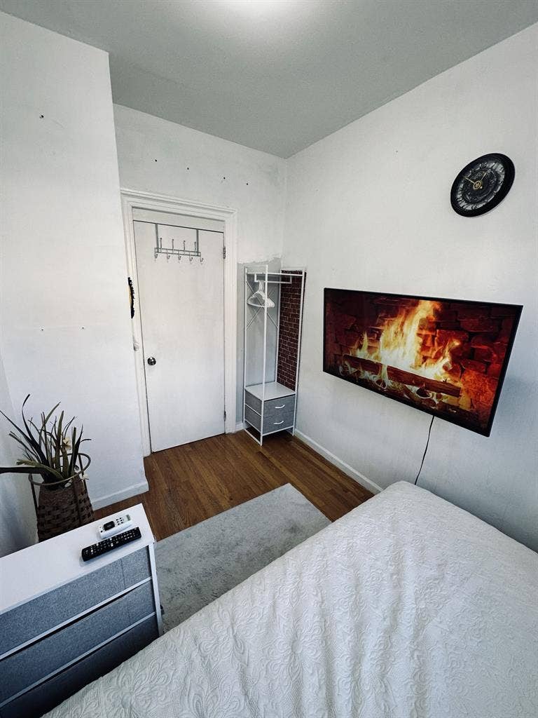 Astoria room in 30th Ave