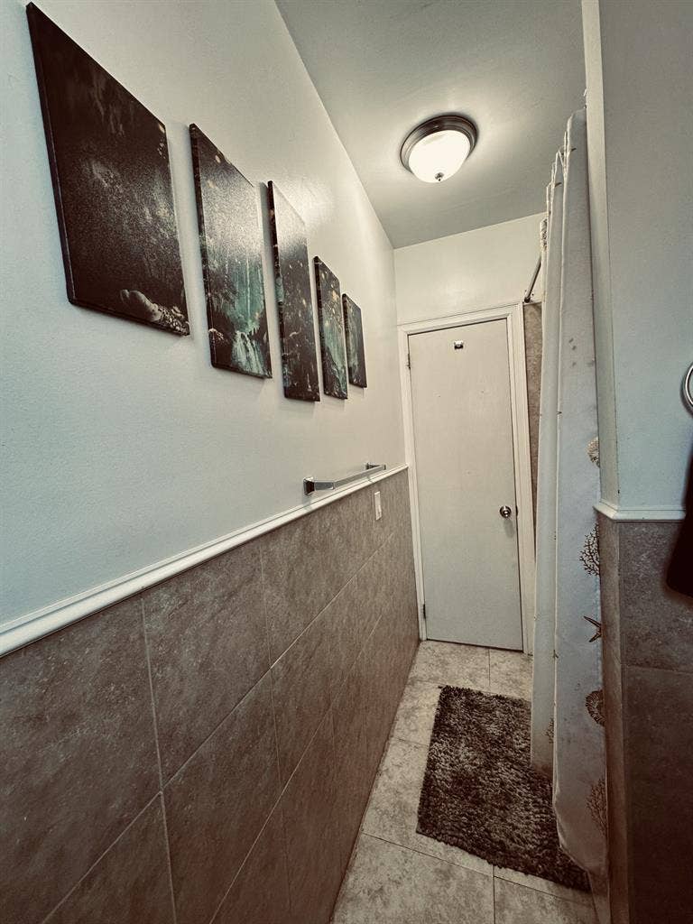 Astoria room in 30th Ave