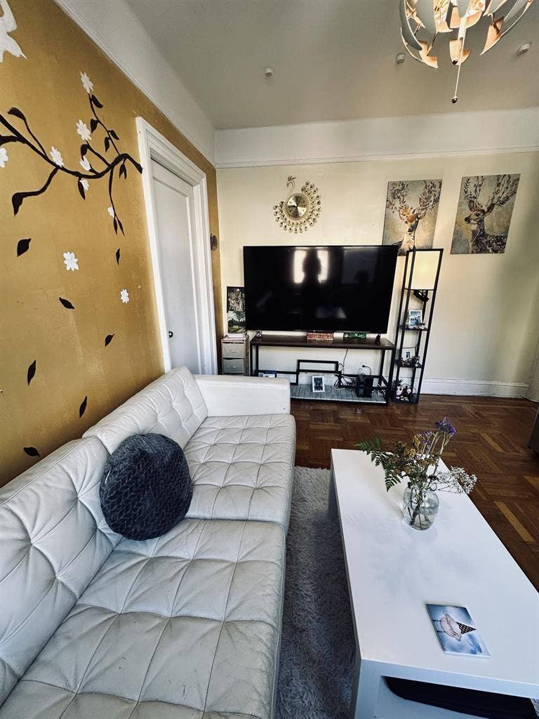 Astoria room in 30th Ave