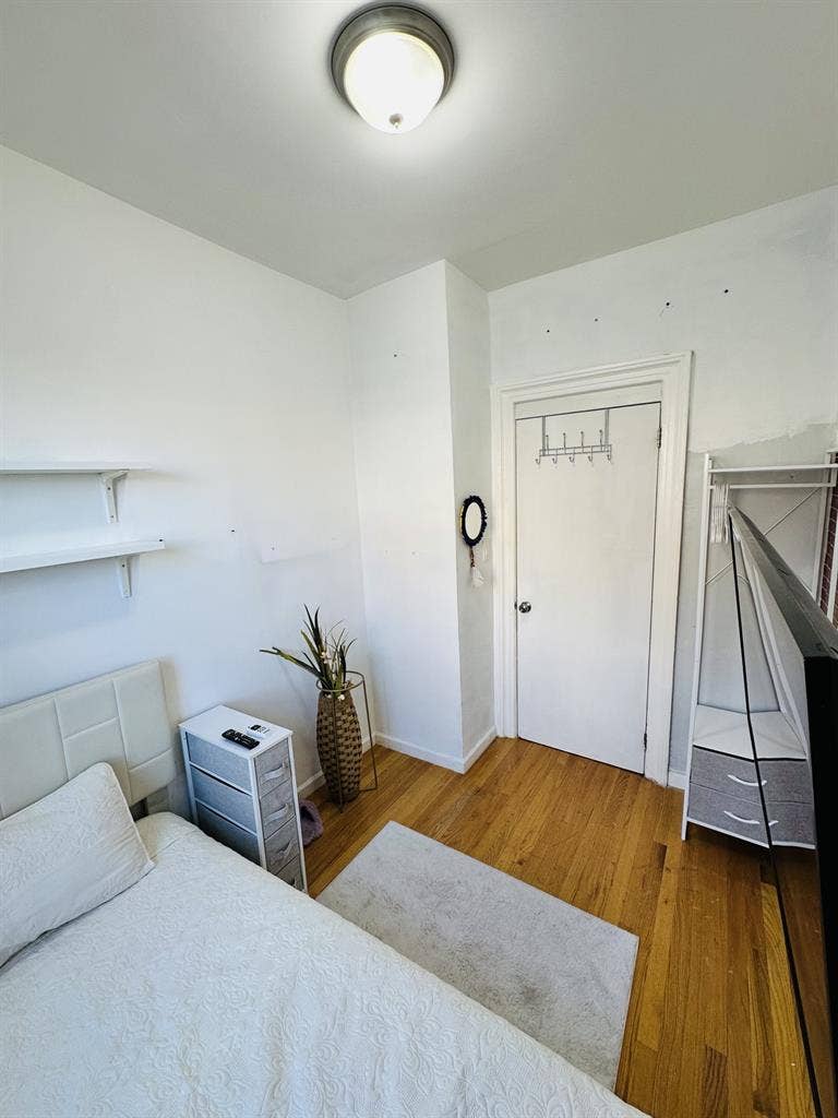 Astoria room in 30th Ave