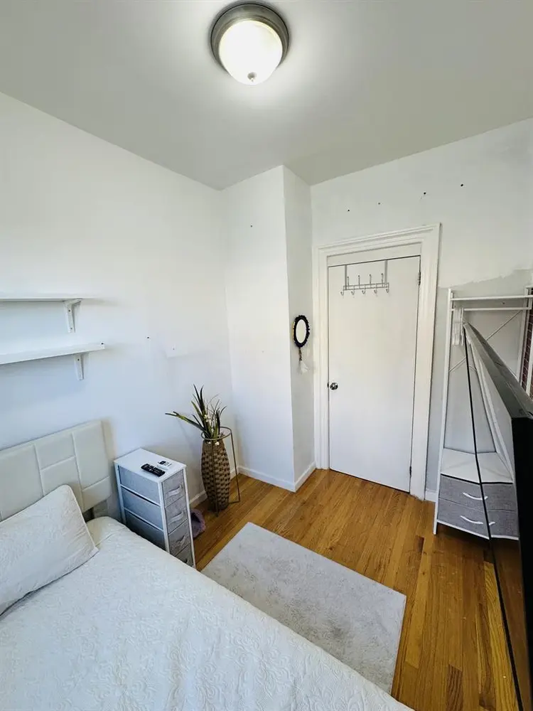 Astoria room in 30th Ave