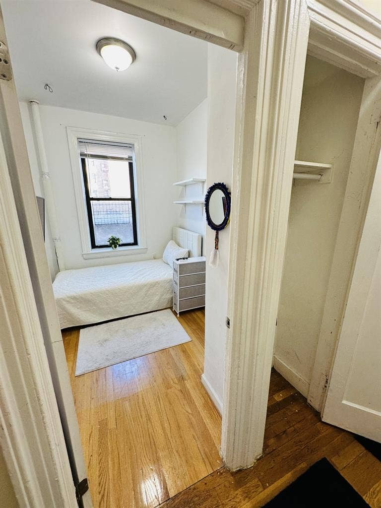 Astoria room in 30th Ave