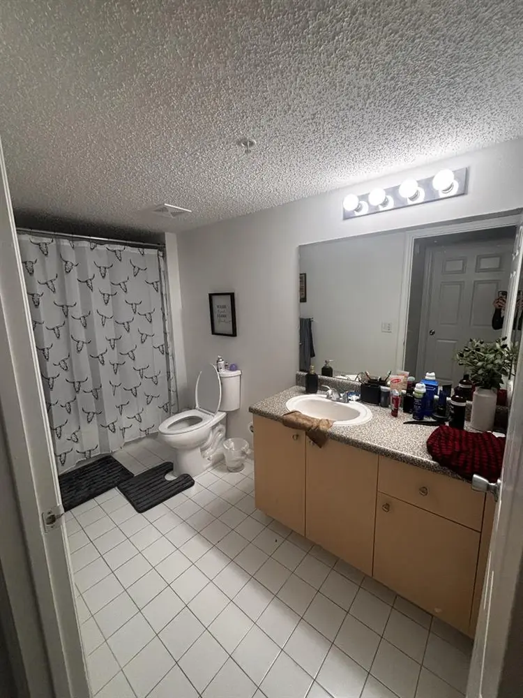 1 Cozy room available