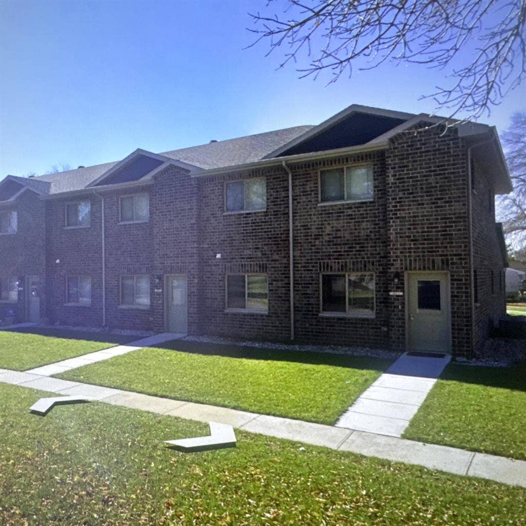Looking for one roommate