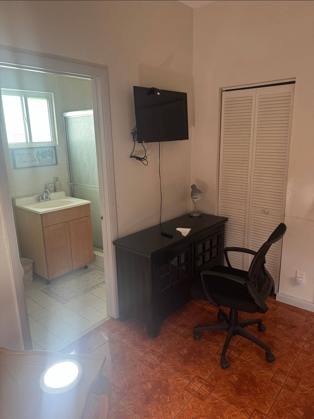Furnish privy bath 4 Room for rent