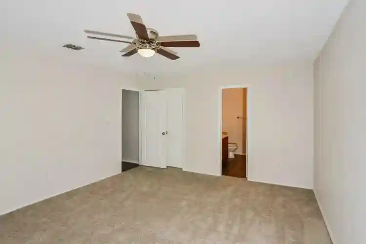 Spacious And Private Room Ready Now