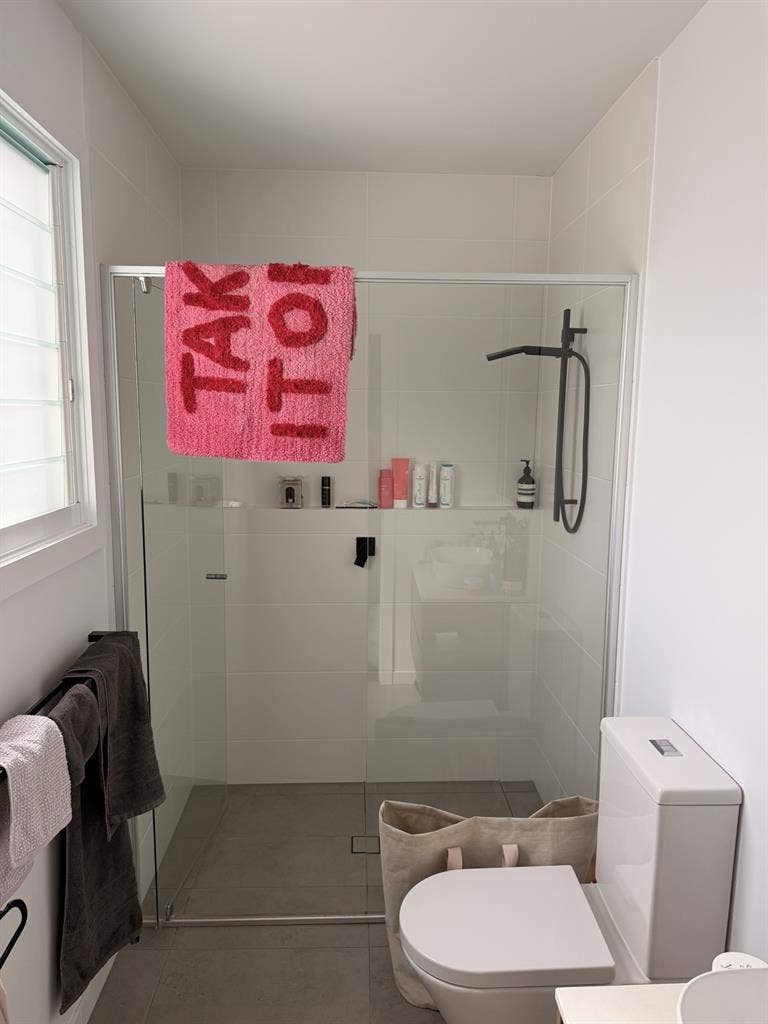 LARGE ROOM W ENSUITE