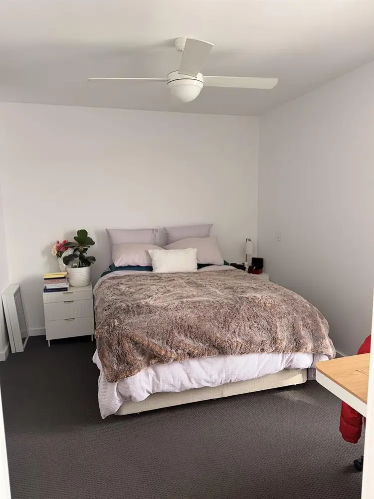 LARGE ROOM W ENSUITE