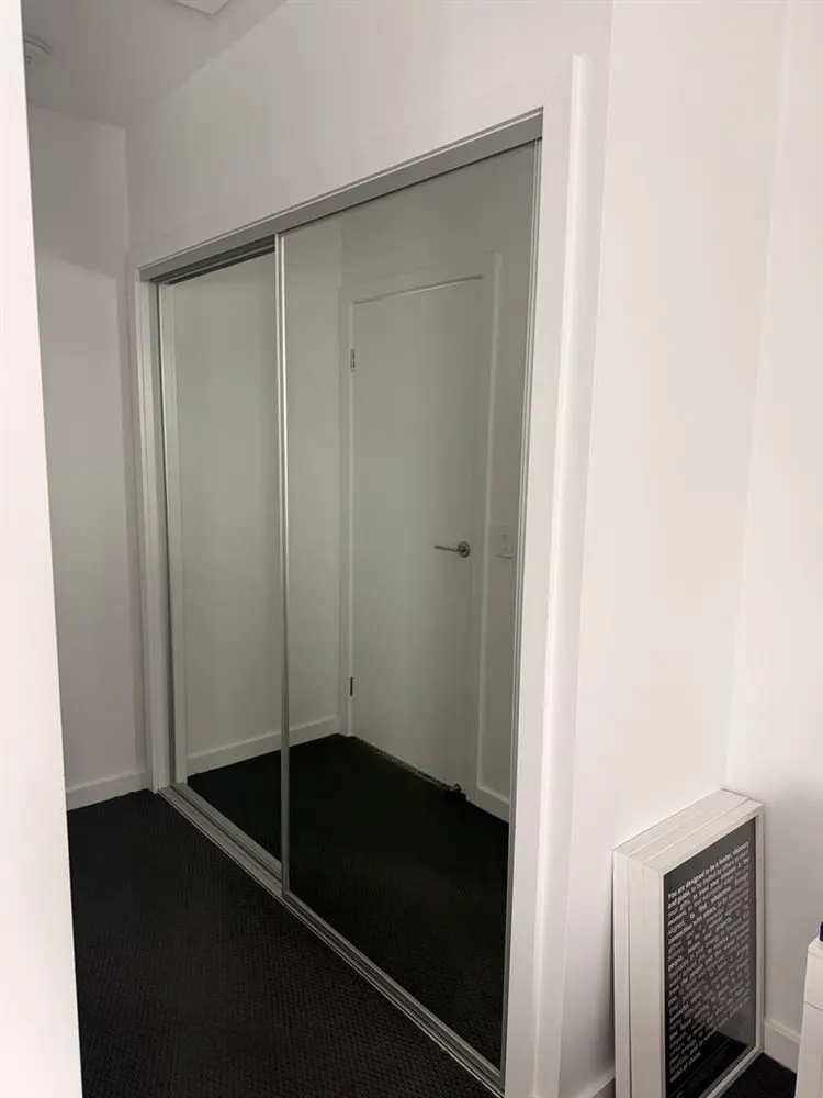 LARGE ROOM W ENSUITE