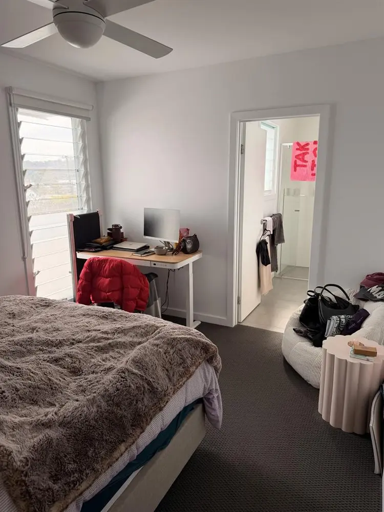 LARGE ROOM W ENSUITE