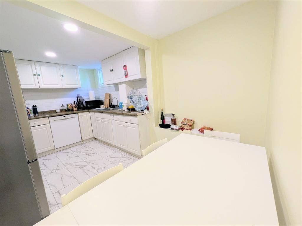 3 Bedrm APARTMENT in Wellesley