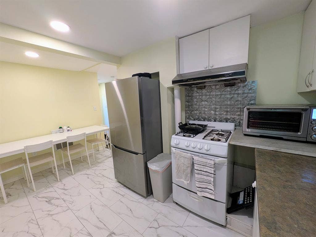 3 Bedrm APARTMENT in Wellesley