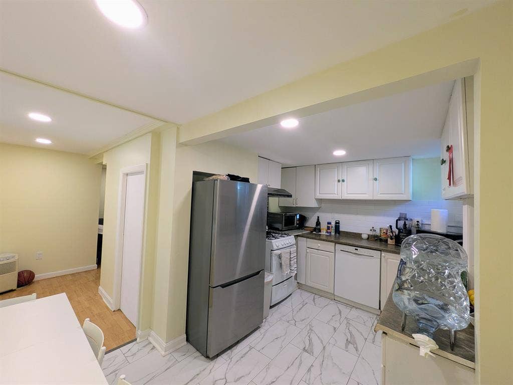 3 Bedrm APARTMENT in Wellesley