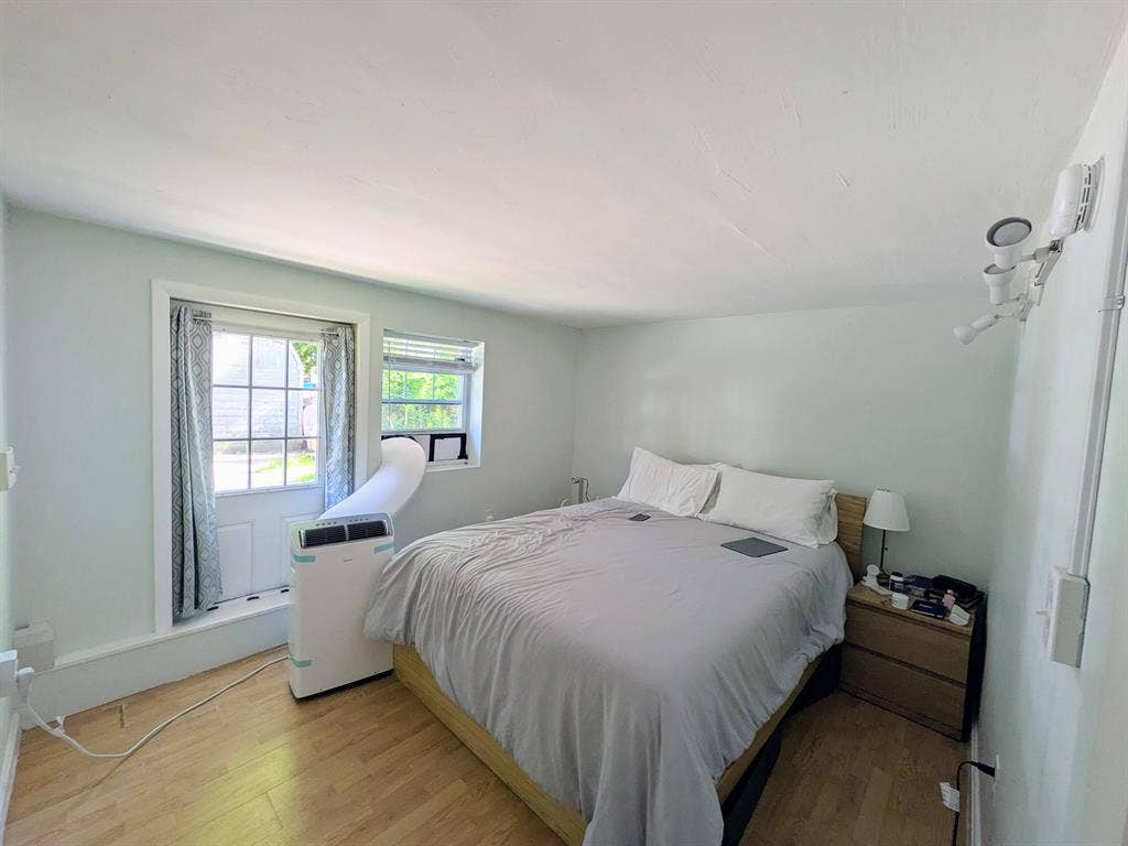 3 Bedrm APARTMENT in Wellesley