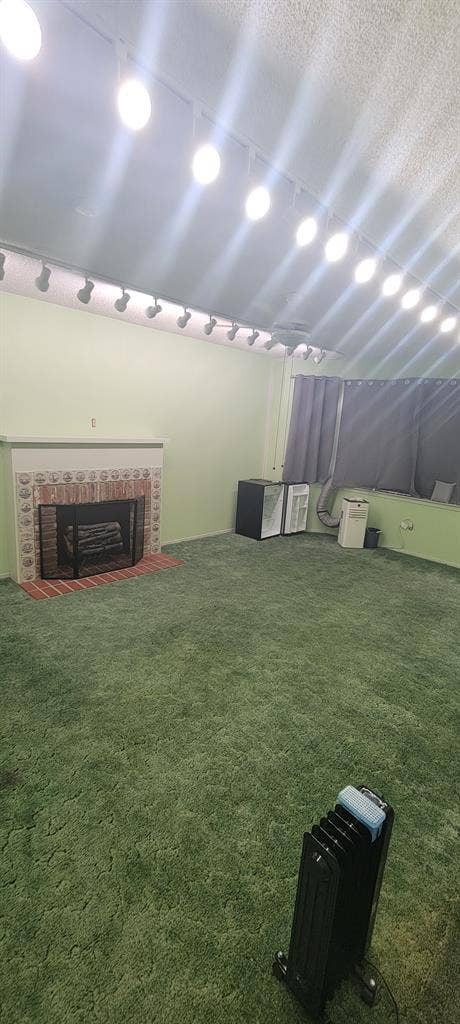 300 sq ft Room in 70's House