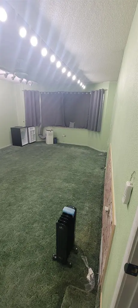 300 sq ft Room in 70's House