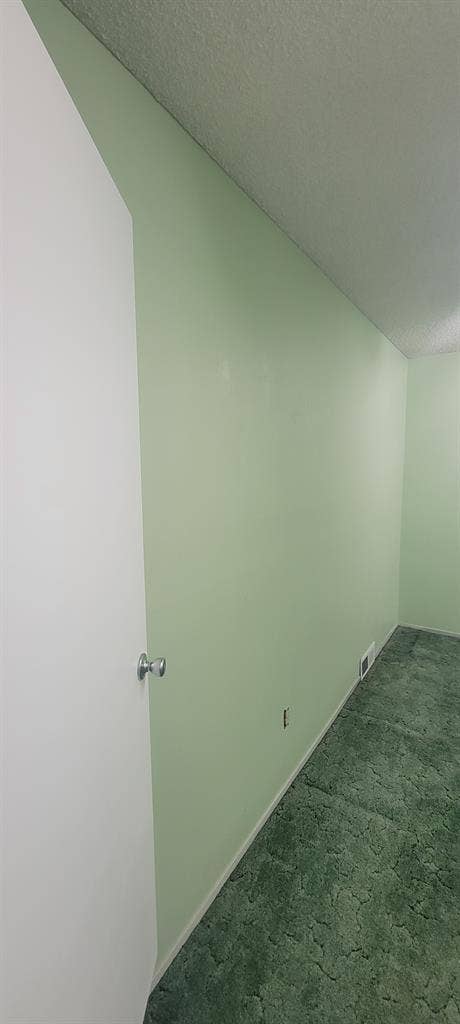 300 sq ft Room in 70's House