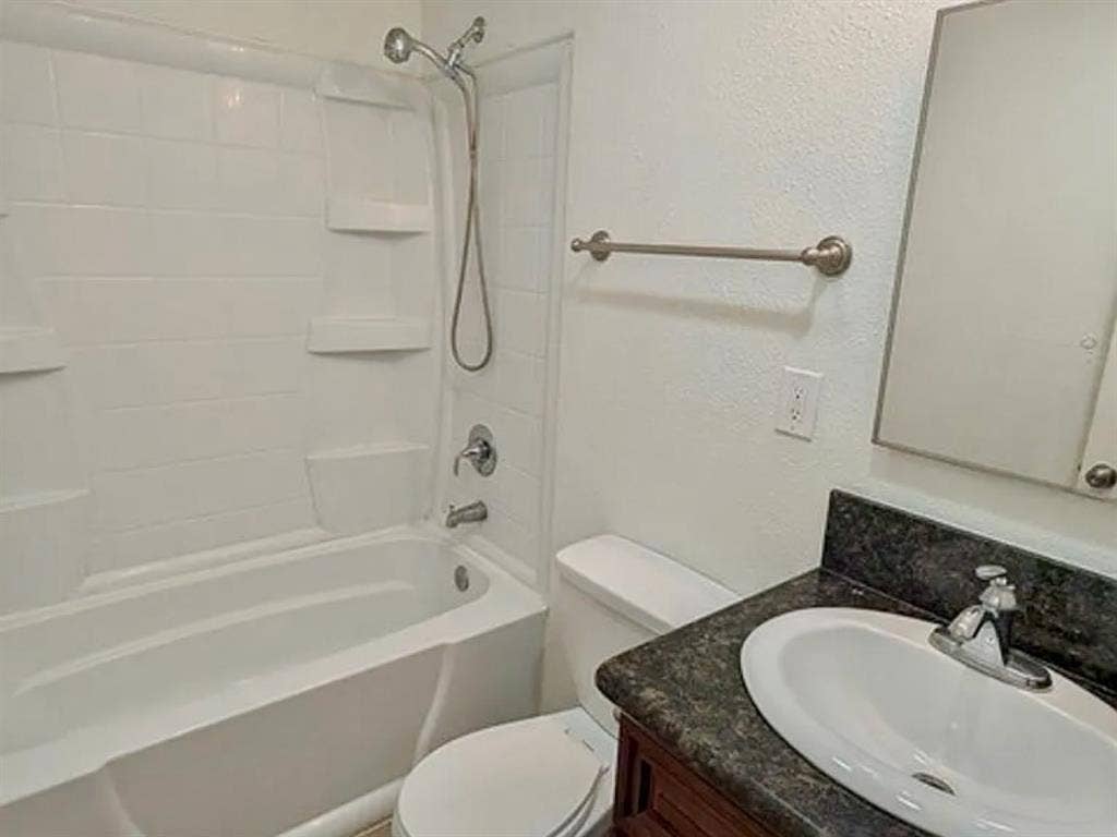Room for Rent (available now)