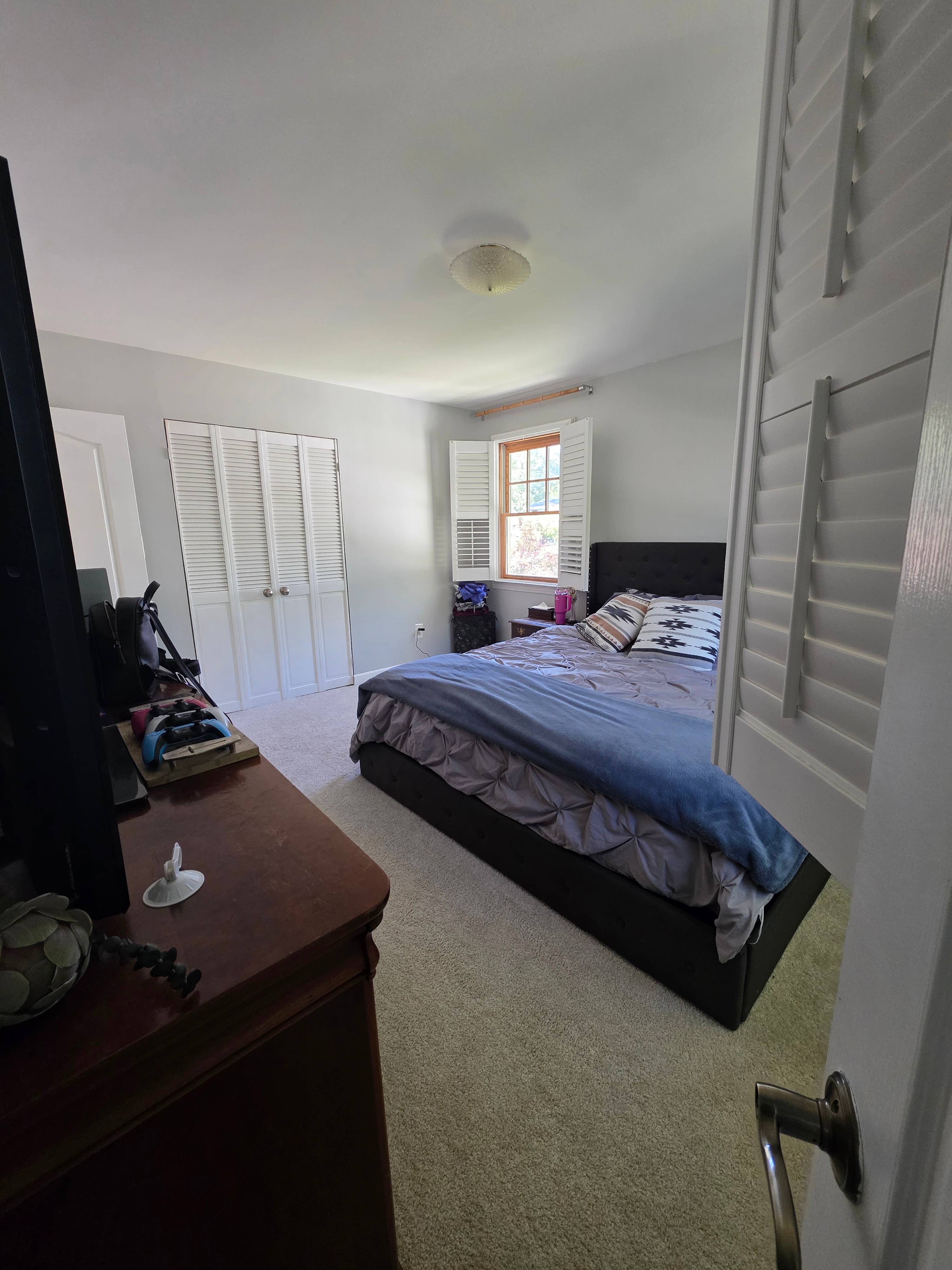 Spacious master bedroom wbathroom