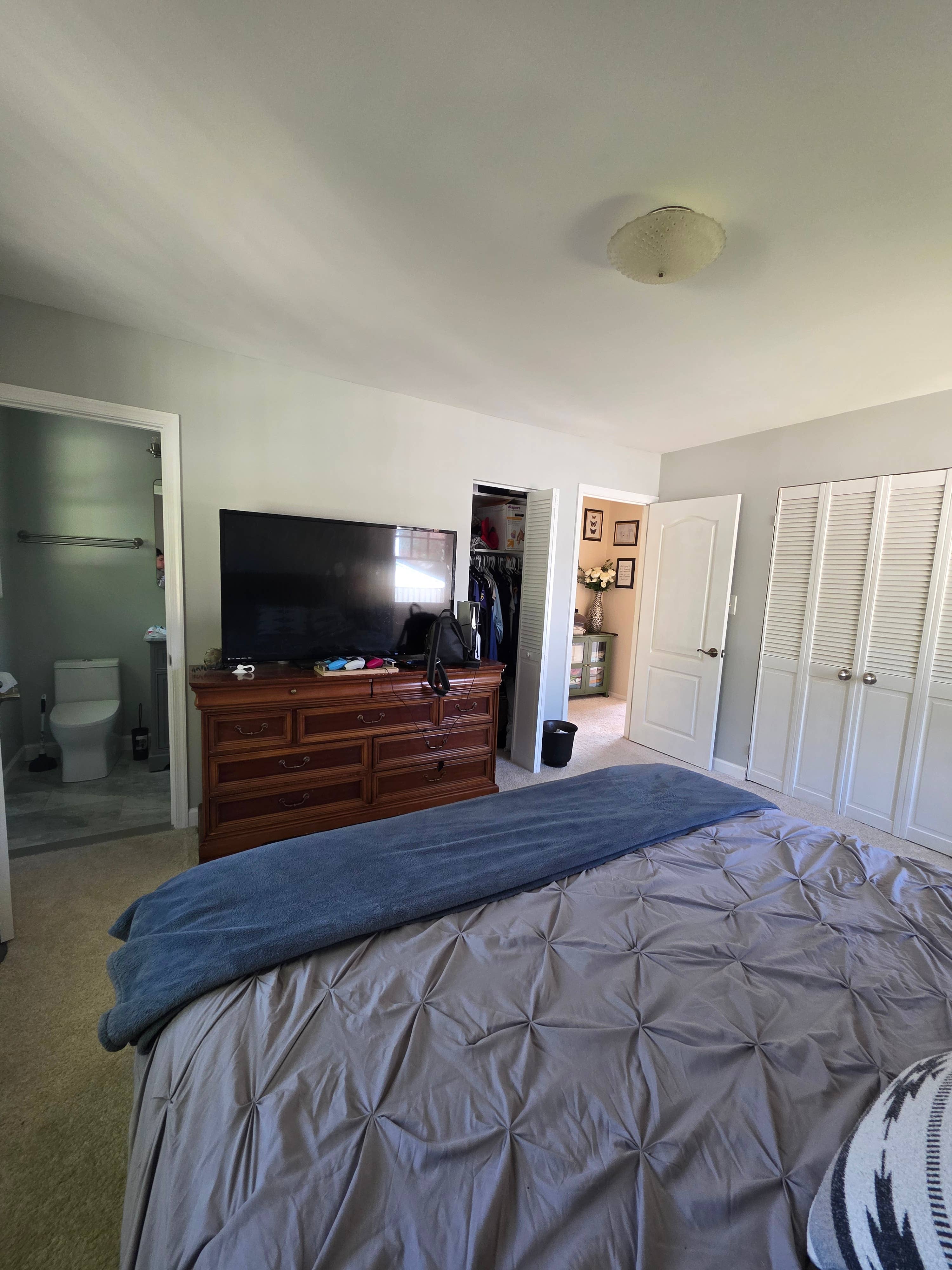 Spacious master bedroom wbathroom