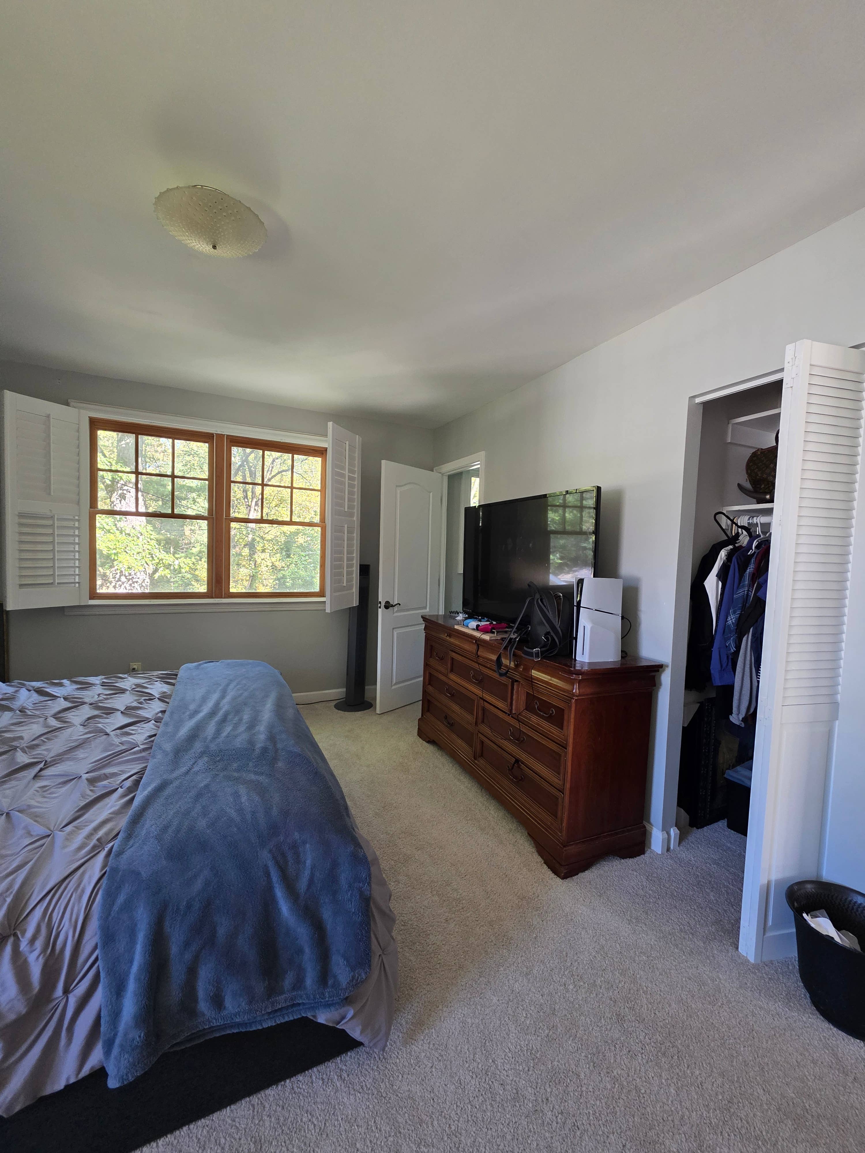 Spacious master bedroom wbathroom