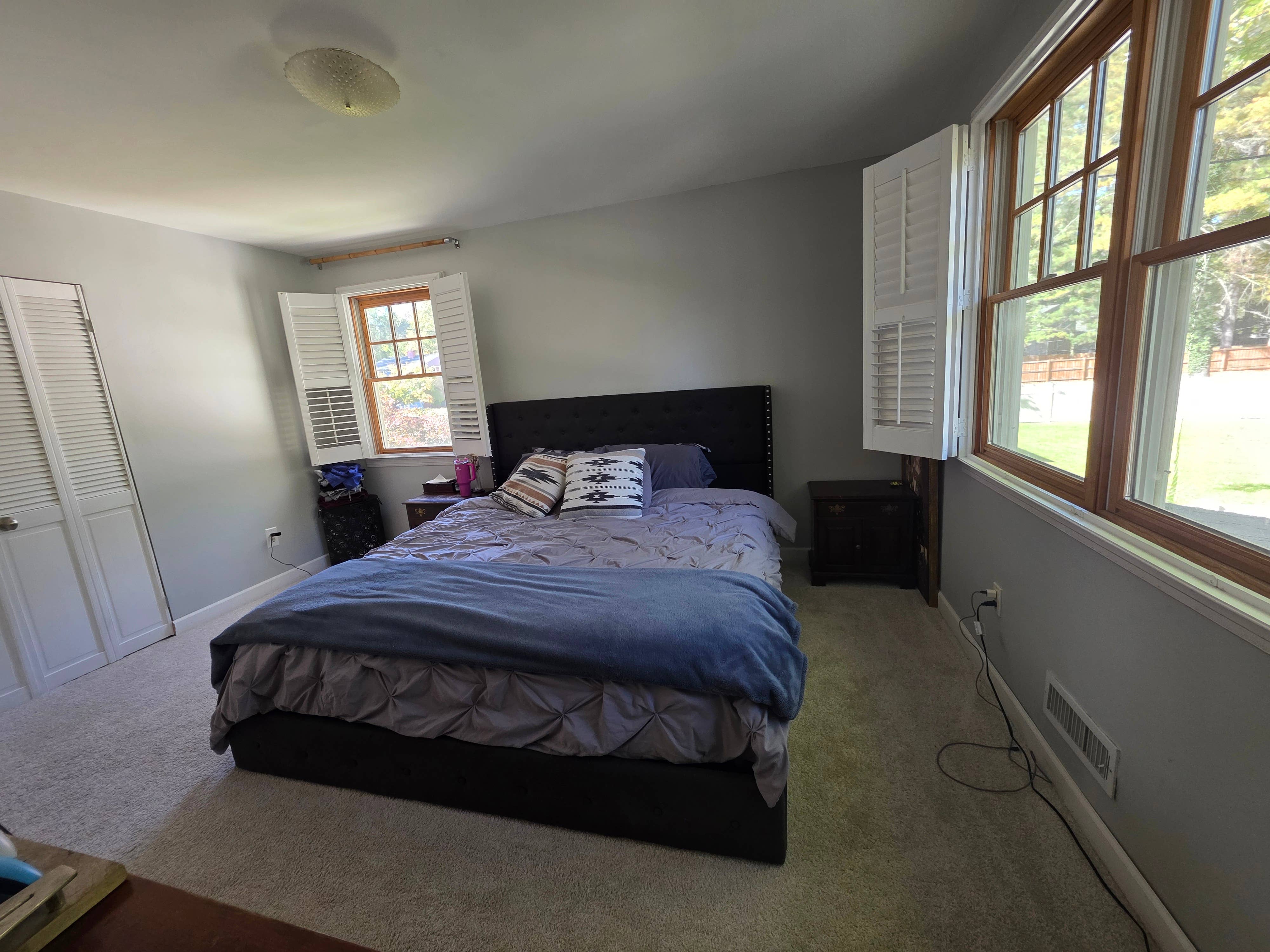 Spacious master bedroom wbathroom