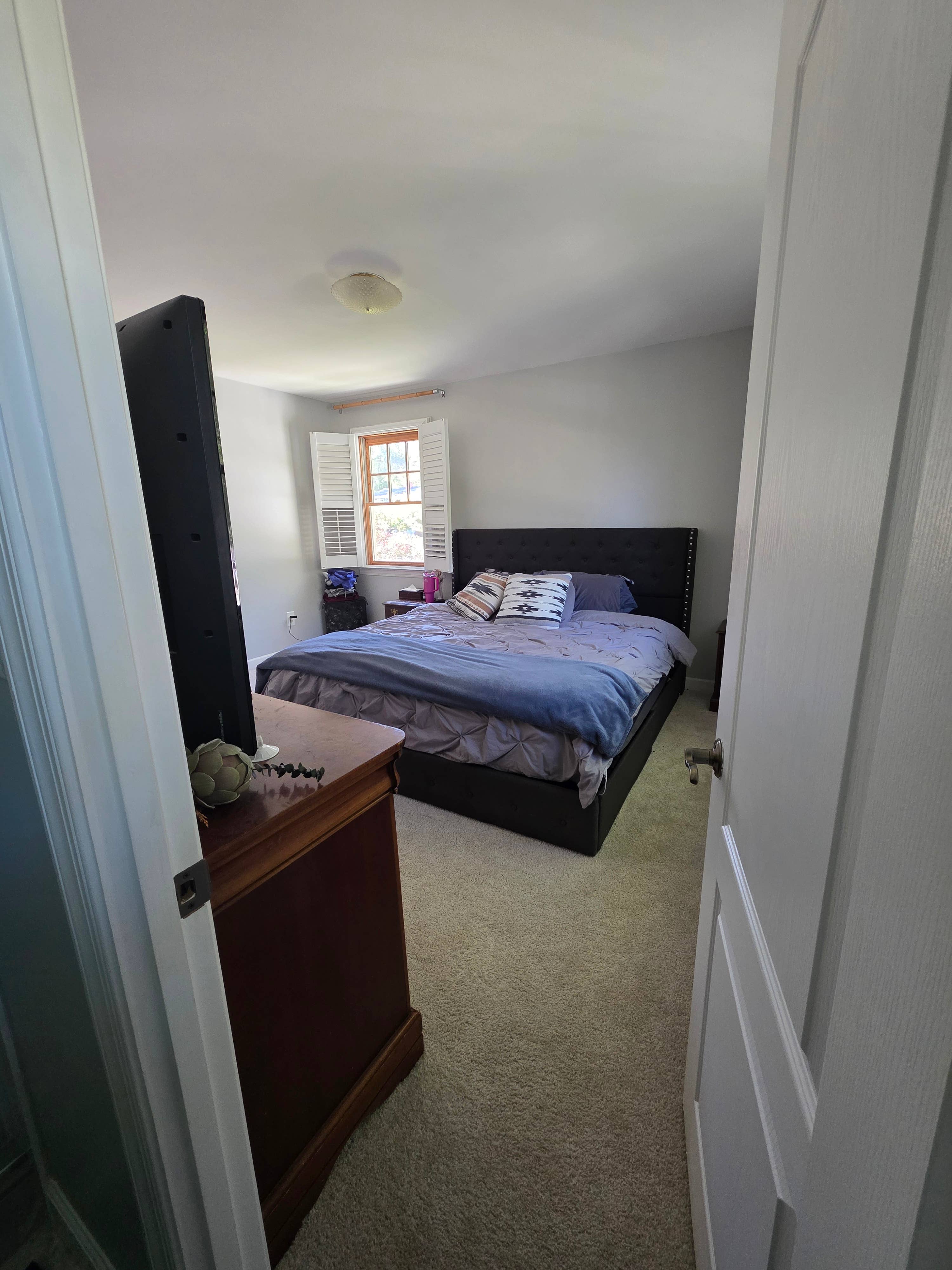 Spacious master bedroom wbathroom