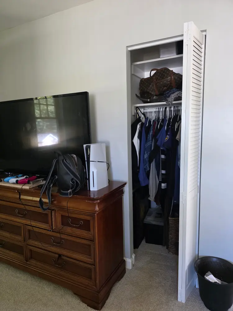Spacious master bedroom wbathroom