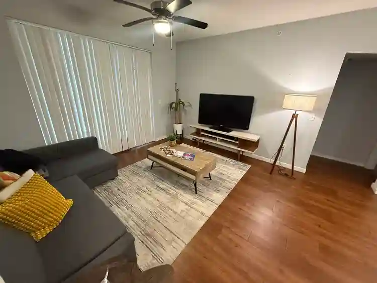 HABITACIÓN AMUEBLADA EN ALQUILER