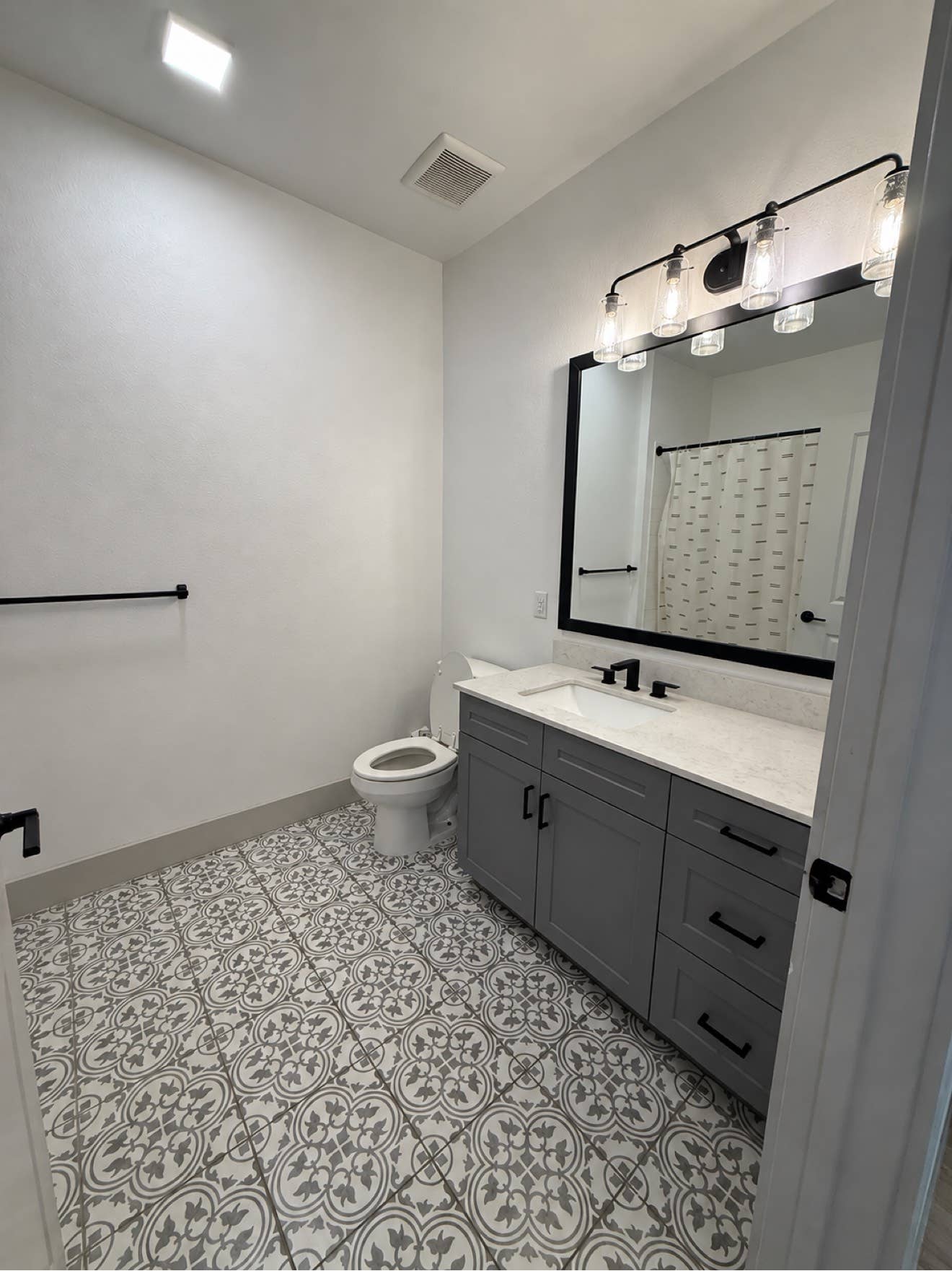 Female Roomate Wanted