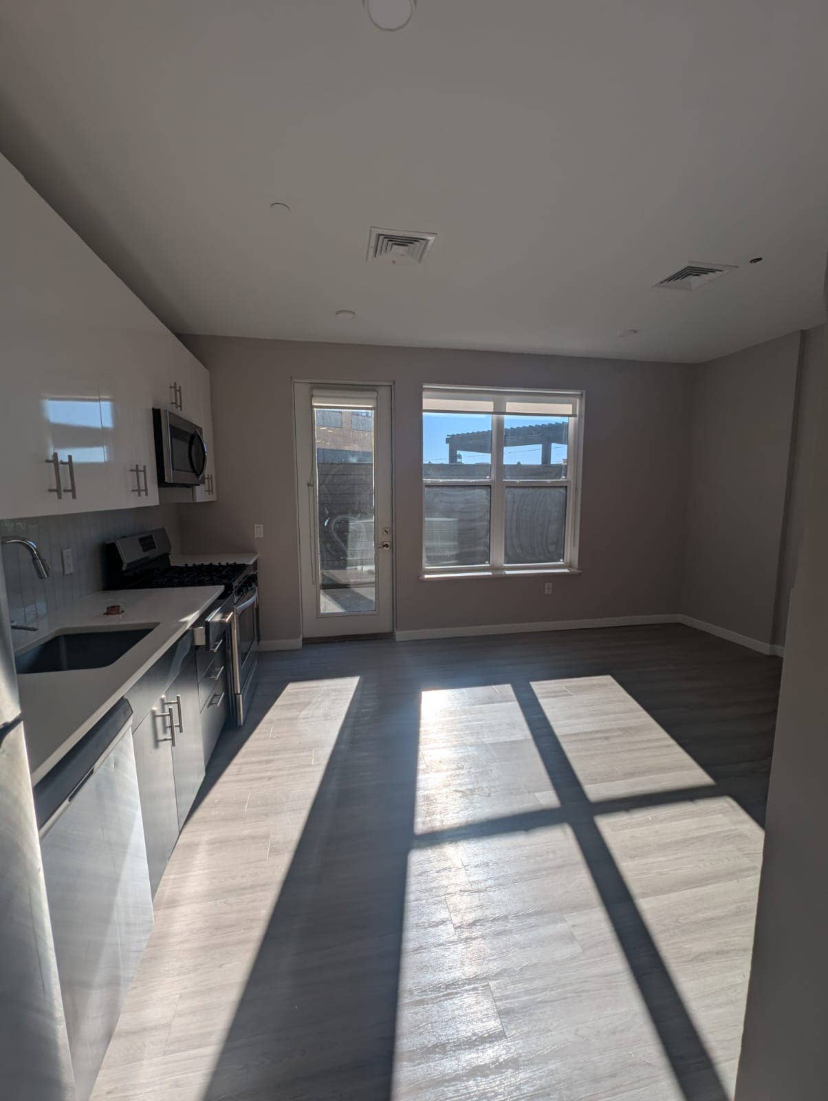 Female roommate needed Yale School