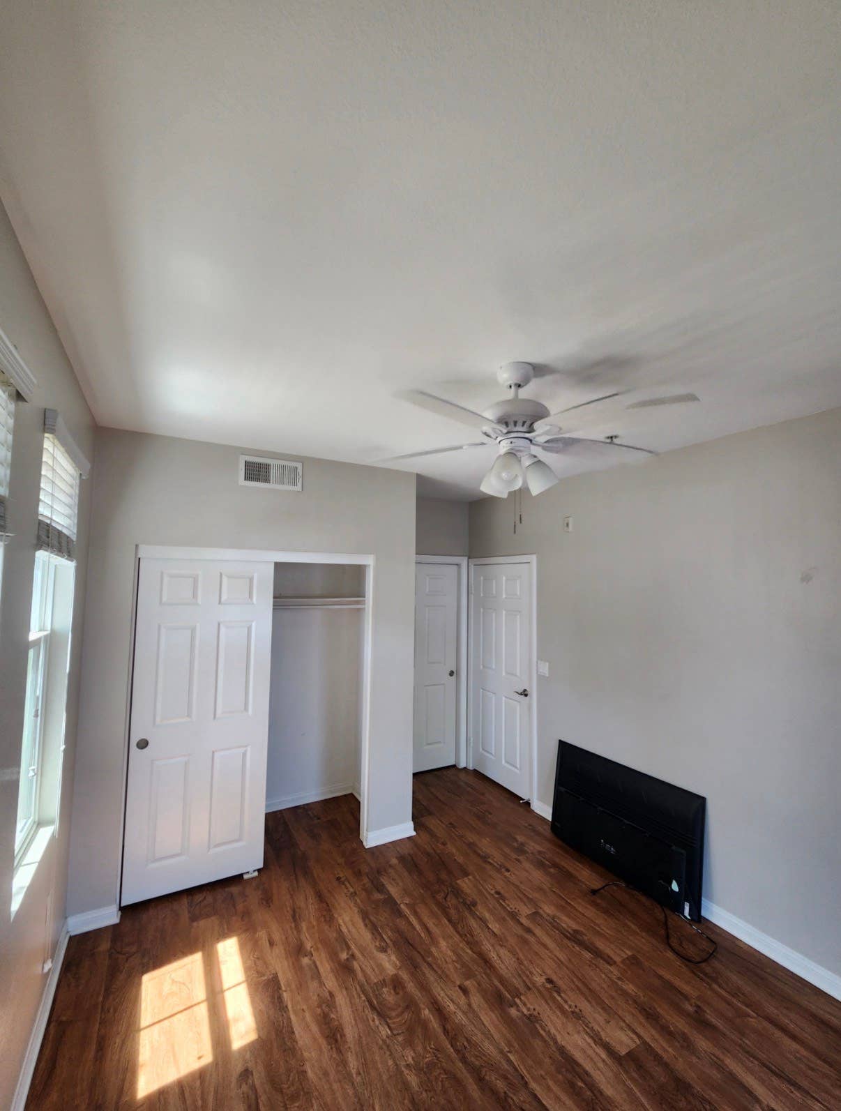 Looking for 1 roommate in a 3bd
