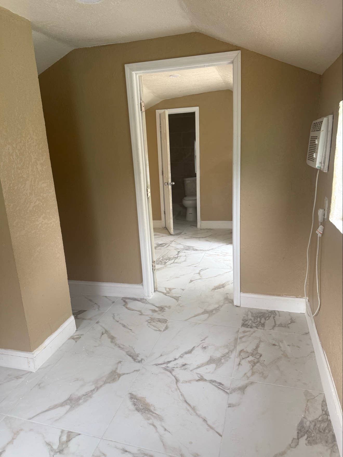 Beautifully renovated efficiency